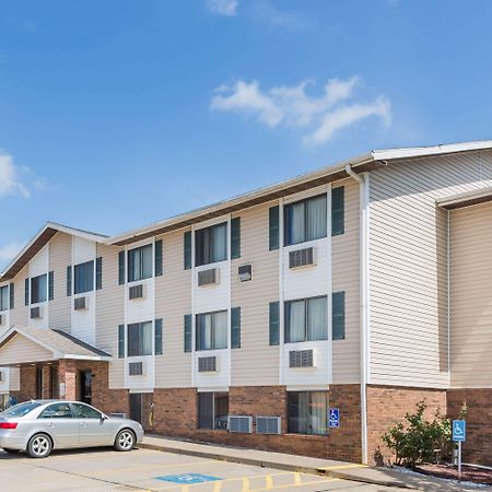 Super 8 By Wyndham Manhattan Ks Exterior photo
