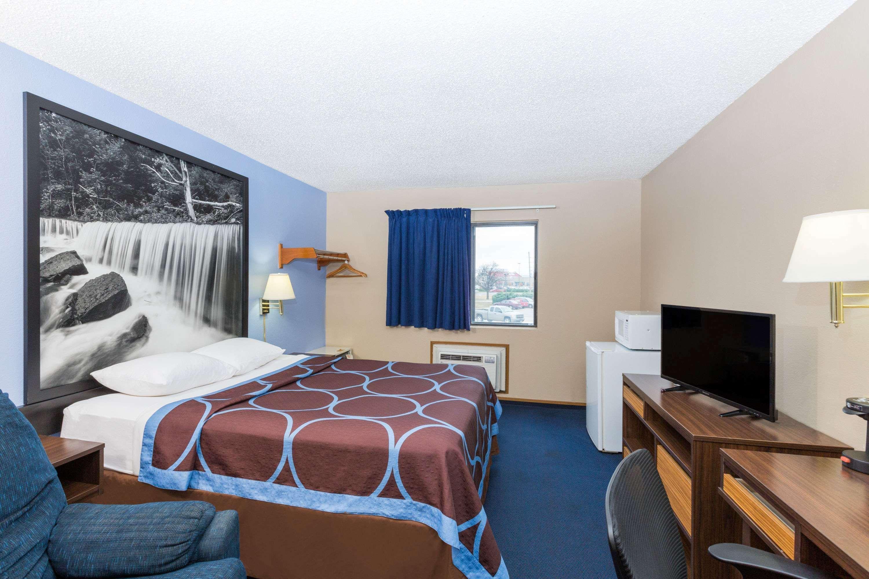 Super 8 By Wyndham Manhattan Ks Exterior photo