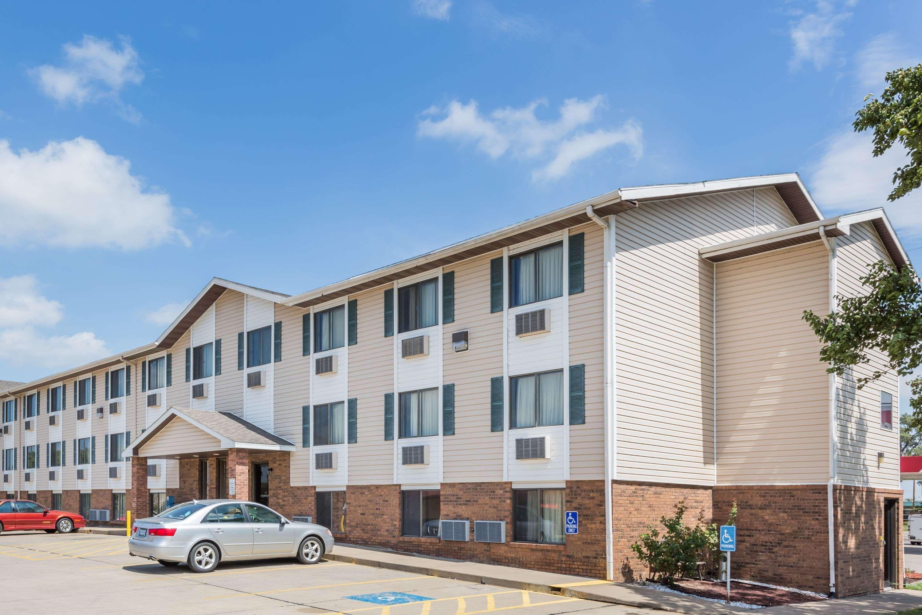 Super 8 By Wyndham Manhattan Ks Exterior photo