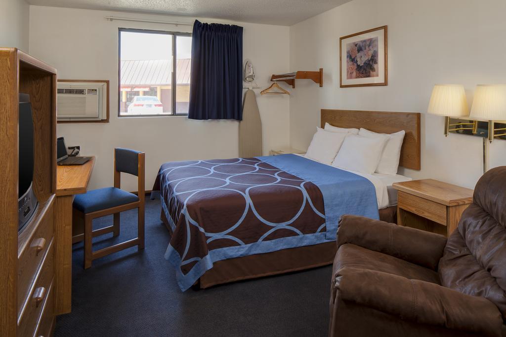 Super 8 By Wyndham Manhattan Ks Exterior photo